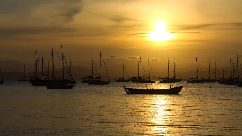 Barcos ancorados na Baía Norte durante o pôr do sol em Santo Antônio de Lisboa, Florianópolis